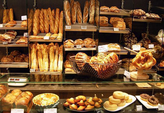 une variété de pains et des pâtisseries sont arrangé sur une table