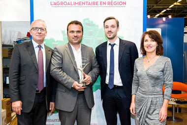 Olivier Thébaud, dg de Pagès, a reçu le trophée des mains de Jean-Philippe Girard, président de l'ANIA